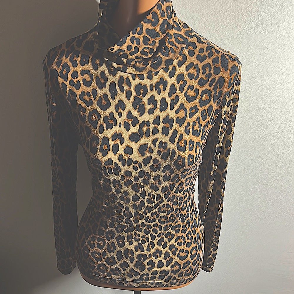 Soft long sleeve light weight exotic print turtleneck.